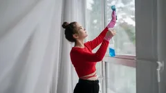 Strepen en vuil op je ramen verdwijnen: 1 eetlepel van dit ingrediënt in water en het resultaat is gegarandeerd