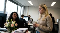 Kort verhaal: Eén opmerking bij de bloemen op kantoor en de sfeer sloeg volledig om