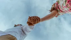 Het is geen romantiek: psychologen onthullen wat stellen écht bij elkaar houdt