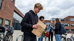 Kort verhaal: Ik stond klaar met bloemen en een bord, maar iemand was me net voor